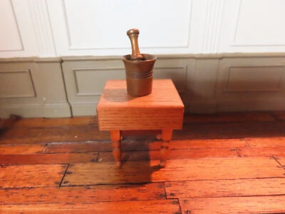 Bloque de corte de madera vintage 1:12 para casa de muñecas con mortero de latón y mortero Foto 1 de 4