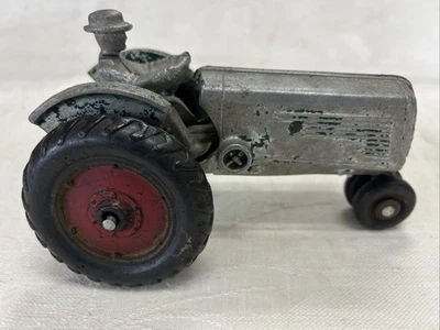 Juguete tractor Oliver Farm vintage de aluminio fundido pesado con conductor años 50 Foto 1 de 4