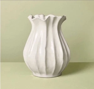 16" plissierte rustikale Keramikvase Sauercreme Herz & Hand™ mit Magnolie - Bild 1 von 6