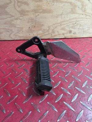 Conjunto de montaje de clavija lateral izquierda Suzuki GS500F 2008 Foto 1 de 4