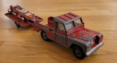 1965 CORGI TOYS GIFT SET 17 LAND ROVER 109” & FERRARI F1 RACING CAR ON TRAILER - Image 1 of 4