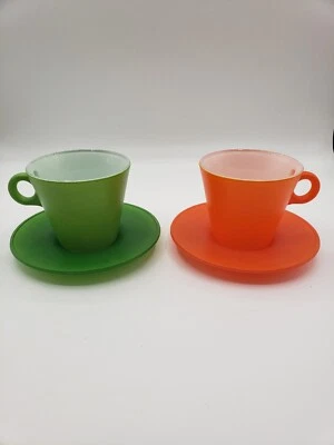 Taza de café con leche italiana tazas y platillos estilo café colorido hecho en Italia Foto 1 de 3