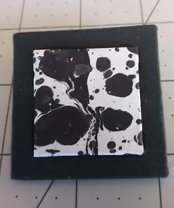 Broche cuadrado estilo arte moderno de 2" negro blanco respaldo de tela elevado cuadrado medio - Imagen 1 de 3