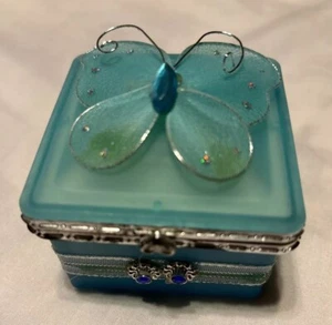 NUEVA Caja Baratija Espejada con Marco de Metal Mariposa de Vidrio Azul Esmerilado Forma Cuadrada - Imagen 1 de 13