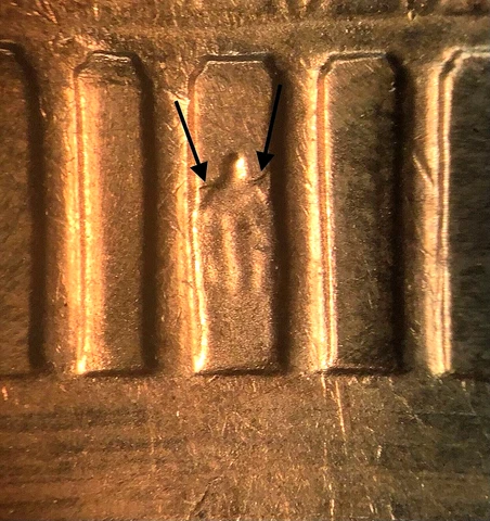 1970 S Large Date Lincoln Cent-"THE BATMAN" Die Gouge Mint Error-AU/RED-(Beauty) Cover