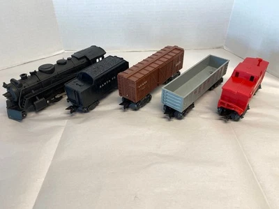 Marx (USA) O27 Santa Fe Freight Train: Locomotive, 2 Cars, Caboose. - Image 1 of 4