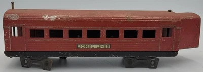 Lionel 1674-1 O Gauge Prewar Jr. Red Streamliner Passenger Car with Truck Frames - Image 1 of 4
