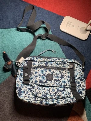  Bolso Bandolera Multi Kipling Mujer en Azul Floral Talla Mediana con Dije Foto 1 de 4