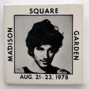Rara spilla vintage BRUCE SPRINGSTEEN Darkness tour distintivo MSG NY 21-23 agosto 1978 - Foto 1 di 2