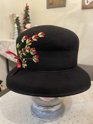 Sombrero de cubo Betmar NY para mujer sombrero de cubo negro con flores rojas Foto 1 de 4