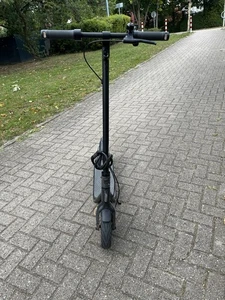 Ninebot F2 D E-Scooter, 10 Zoll, 800 W, Schwarz 800 kilometer keine fehler - Bild 1 von 8