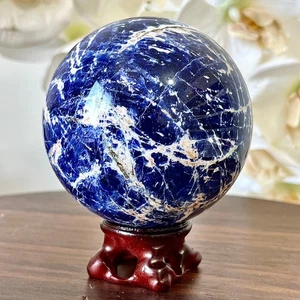 Hermosa bola de cristal de cuarzo a rayas azules natural de 1,39 lb esfera de curación - Imagen 1 de 13