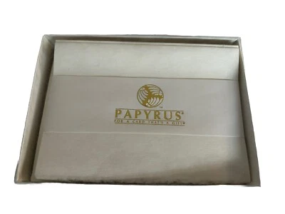 Caja de 25 tarjetas y sobres doblados con pergamino de papiro Foto 1 de 3