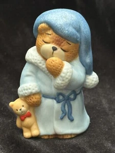 Lucy and Me Bears Enesco 1986 Gähnender Bär im Bademantel mit Teddybär - Bild 1 von 5