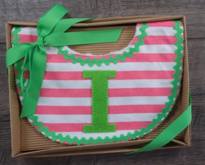 Bebé Niña Nuevo Pastel de Barro Rosa y Blanco Rayas Letra I Bebé Babero-Encantador Foto 1 de 2