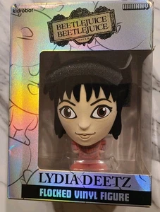 Kidrobot Beetlejuice Phunny Lydia Deetz Figura in vinile floccato - Nuovo (minor usura scatola) - Foto 1 di 6