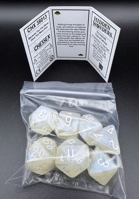 Juego de 7 dados Chessex 38013 Hidden Wonders Borealis Vapor/blanco poliédrico GITD Foto 1 de 3