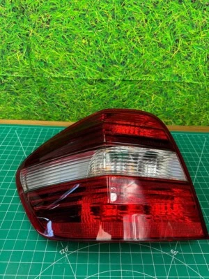 Lâmpada traseira lateral esquerda do motorista Mercedes ML450 2008-2011 A 164 820 39 64 FABRICANTE DE EQUIPAMENTO ORIGINAL - Imagem 1 de 4