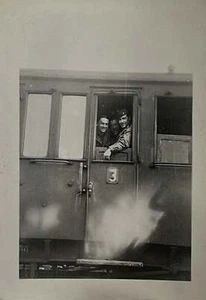 Vagón de tren a bordo con foto de la Segunda Guerra Mundial GIs 3 - Imagen 1 de 3