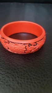 VINTAGE CINNABAR CARVED, LACQUER RESIN BANGLE BRACELET - Picture 1 of 5