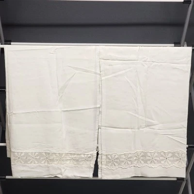 Un par de cortinas blancas lisas con inserciones de encaje de hilo dibujado 34"x26" por panel Foto 1 de 4