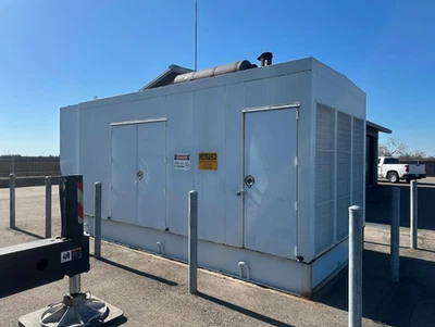 Cummins KTA19 - 450KW Juego generador diésel cerrado - SOLO 39 HORAS DESDE NUEVO Foto 1 de 4