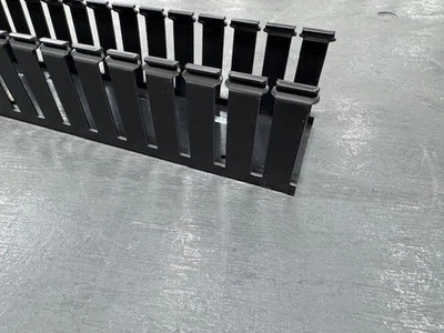 Conducto de cableado de PVC ranurado Panduit G3x3BL6 3"x3"x6 pies de largo, negro, vendido/6 pies de largo Foto 1 de 3