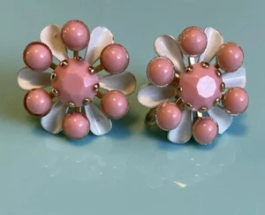 Mid Century Plastic Pink Daisy Screw Back Earrings - Picture 1 of 3