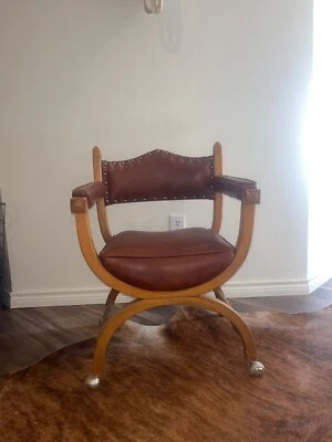 1970-е винтажное кресло-бочонок из массива дерева/красное красное дерево кожа и латунные гвоздики  - Изображение 1 из 4