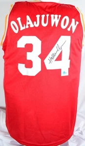 Hakeem Olajuwon Autographed Red Pro Style Jersey- Beckett W Hologram *Black - Picture 1 of 3