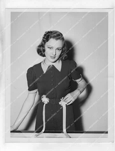 o38331 1938 orig photo cutie Virginia Grey snow skiing short subject film Snow G - Bild 1 von 2