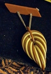 Broche inusual con forma de hoja rayada de plástico/resina? J67Grnd* - Imagen 1 de 7
