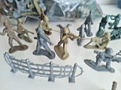 Lote soldado juguete plástico vintage Airfix & TimMee 200 plus Foto 1 de 4