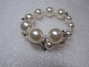 MEMORY WIRE BRACELET WITH GRADUATED WHITE PEARL BEADS - PRICE INCL P&P - CG1287 - Picture 1 of 4