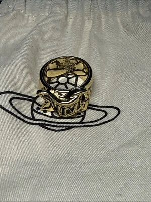 Vivienne Westwood Cinturón Dorado Esmalte Letras Banda Anillo Talla 7 Bolsa para el Polvo Solo Foto 1 de 4