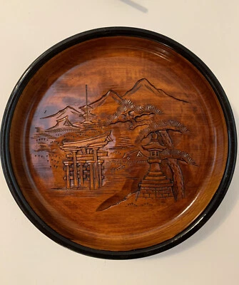 Cuenco asiático tallado en madera escena de templo de naturaleza japonesa - personajes asiáticos en la parte posterior Foto 1 de 4