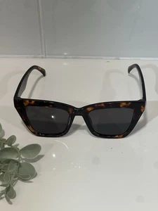 H&M Cat-eye sunglasses Tinted, UV-protective plastic lenses Brown Modern Unisex - Picture 1 of 8