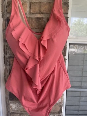 Traje de baño Catherines talla grande 22W coral de una pieza con volantes delanteros $119 MSP Foto 1 de 4