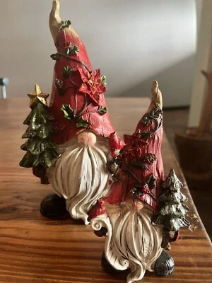 Juego de 2 estatuillas de gnomo de Navidad de resina árbol pájaro pascua barbudo kitschy Foto 1 de 4