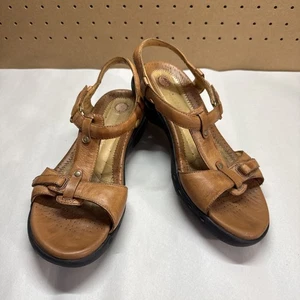 Sandali Clarks in pelle destrutturati donna taglia 8M marrone chiaro regolabili cinturino a T comodi - Foto 1 di 11