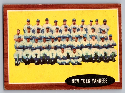 1962 TOPPS #251 NEW YORK YANKEES TEAM CARD W/MANTLE/MARIS/FORD/BERRA - Image 1 of 3