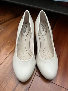 LifeStride Parigi Women's High Heel Pumps. Almond Milk color 6M-Brand NEW - Picture 1 of 4