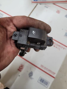 2008-2010 Saturn Vue WINDOW SWITCH.  LEFT/RIGHT REAR.  RIGHT FRONT - Picture 1 of 2