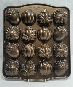 Nordic Ware Autumn Cakelet Pan - Bild 1 von 4