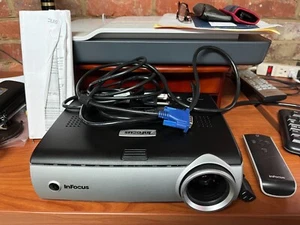 InFocus IN32 Portable Projector Model W320 DLP with Case - Picture 1 of 7