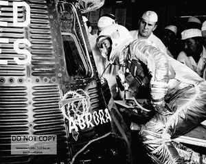 MERCURY ASTRONAUT SCOTT CARPENTER INSPECTS AURORA 7 - 8X10 NASA PHOTO (AA-300) - Picture 1 of 1