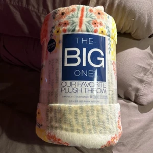 New The Big One Supersoft Plush Throw 5' x 6' Butterfly Floral NEW - Picture 1 of 24