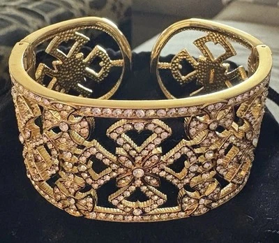Suzanne Somers Filigree 金色水晶袖口手链带铰链十字设计 — 第 1/4 张图片