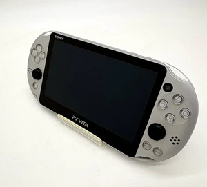 Sony PS Vita PCH-2000 Plateado Modelo Wi-Fi Excelente - Imagen 1 de 10