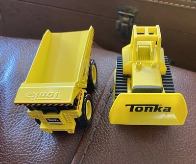 Bulldozer y camión volquete Hasbro Tonka 2020 de metal de 3" juguetes de construcción divertidos básicos Foto 1 de 4
